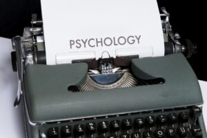 Die Psychologie des Loslassens: Warum uns die Trennung von Dingen so schwerfällt